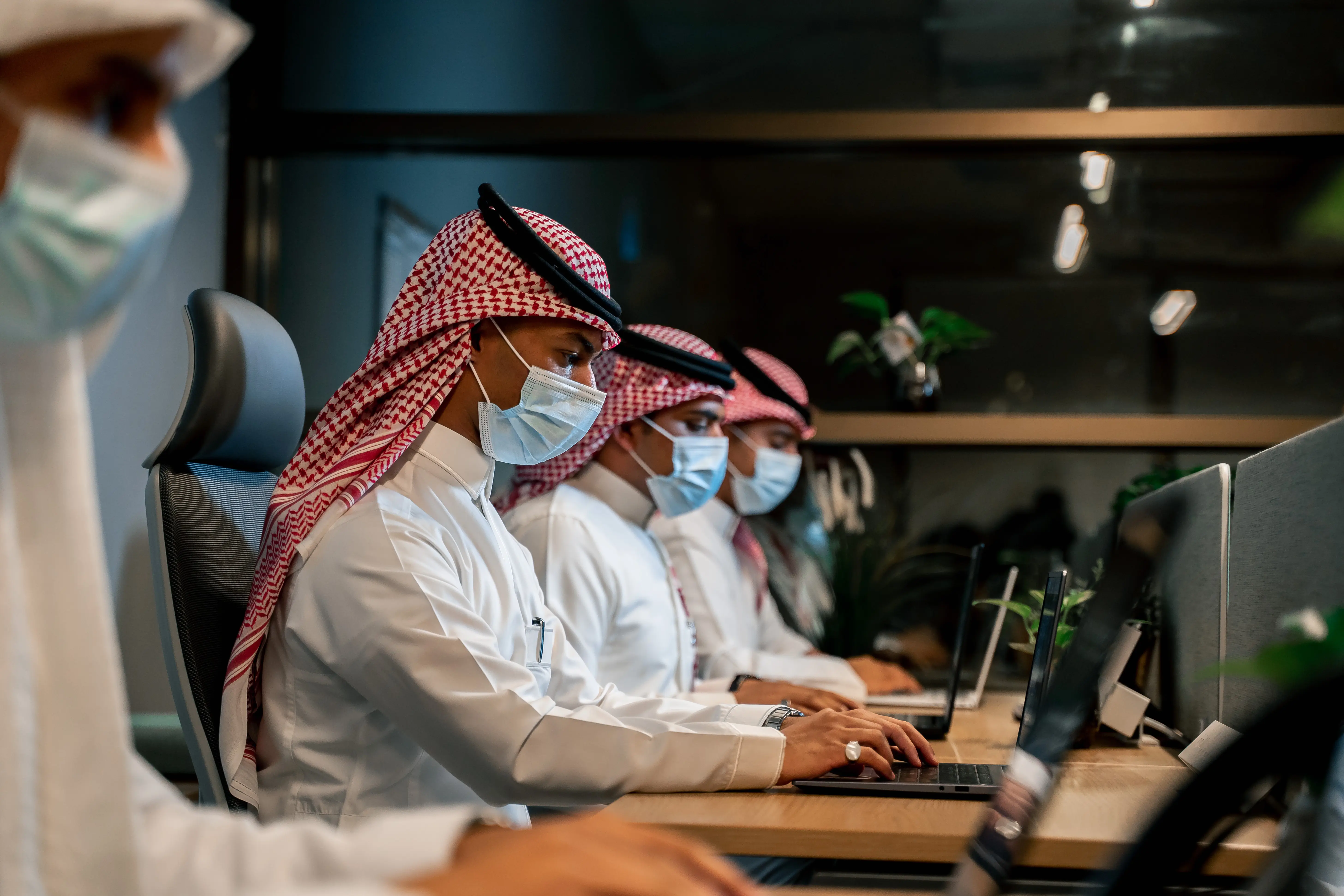 فريق بصمة أمان أثناء العمل على معالجة قضايا الابتزاز الإلكتروني